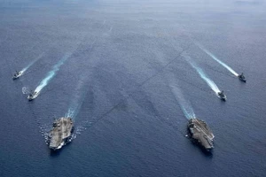 Hai đội tàu sân bay tấn công của Hải quân Mỹ di chuyển trên Biển Đông ngày 6-7. Ảnh: AP