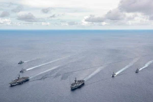 Hai nhóm tác chiến tàu sân bay USS Nimitz và USS Ronald Reagan của Hải quân Mỹ tập trận ở Biển Đông ngày 6-7. Ảnh: Jason Tarleton/U.S. NAVY/EPA-EFE/SHUTTERSTOCK