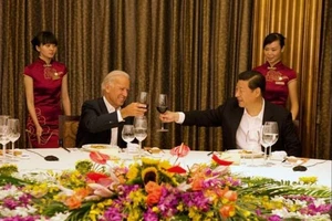Phó Tổng thống Mỹ Joe Biden (trái) và Phó Chủ tịch Trung Quốc Tập Cận Bình cùng ăn tối tại Thành Đô (Trung Quốc) ngày 21-8-2011. Ảnh: David Lienemann/WHITE HOUSE