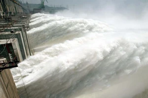 Đập Tam Hiệp xả nước ngày 11-6-2003. 