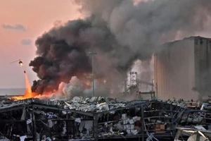 Trực thăng chữa lửa từ hiện trường vụ nổ gần cảng Beirut (Lebanon) ngày 4-8.