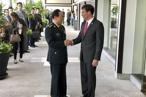 Bộ trưởng Quốc phòng Mỹ Mark Esper (phải) và Bộ trưởng Trung Quốc Ngụy Phượng Hòa (trái) gặp nhau bên lề Hội nghị Bộ trưởng Quốc phòng các nước ASEAN mở rộng ở Thái Lan tháng 11-2019. Ảnh: AP