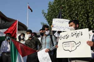 Sinh viên Iran biểu tình trước đại sứ quán UAE ở Tehran (Iran) ngày 15-8, phản đối UAE bình thường hóa quan hệ với Israel. Ảnh: REUTERS