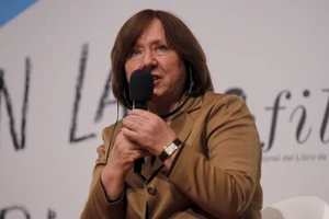 Tranh cãi bầu cử, Belarus thẩm vấn nhà văn đoạt giải Nobel 