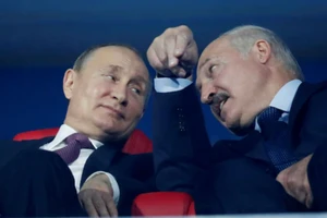 Tổng thống Nga Vladimir Putin (trái) và Tổng thống Belarus Alexander Lukashenko.
