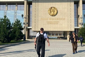 Biểu tình lớn, ông Lukashenko lại mặc áo chống đạn, cầm súng