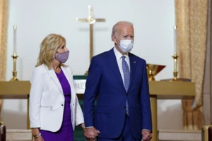 Ông Biden và vợ tại Kenosha, bang Winconsin (Mỹ) ngày 3-9. Ảnh: REUTERS