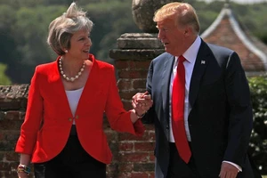 Bà May nhiều lần suýt khóc khi điện đàm với ông Trump