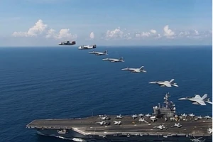 Máy bay chiến đấu cất cánh từ tàu sân bay USS Ronald Reagan của Mỹ. Ảnh: AFP