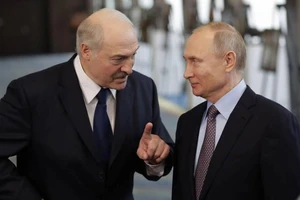 Ông Lukashenko (trái) và ông Putin.