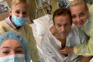 Gia đình ông Navalny tại bệnh viện ở Đức.