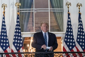 Tổng thống Mỹ Donald Trump tháo khẩu trang khi vừa xuất viện về đến Nhà Trắng chiều 5-10. Ảnh: GETTY IMAGES