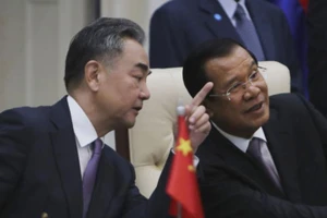 Bộ trưởng Ngoại giao Trung Quốc Vương Nghị (trái) và Thủ tướng Campuchia Hun Sen (phải).