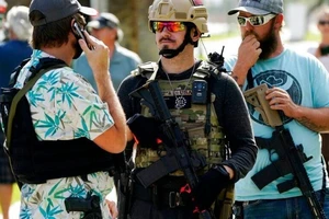 Nhiều người ủng hộ ông Trump mang súng ống xuống đường