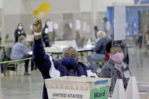 Kiểm phiếu lại ở hạt Milwaukee, bang Wisconsin (Mỹ) ngày 21-11. Ảnh: AP
