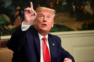 Ông Trump ký gói chi 2.300 tỉ USD, ngăn đóng cửa chính phủ ​