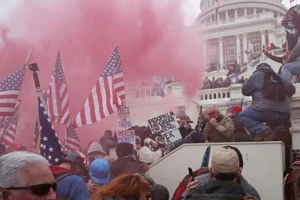 Ông Pence gửi thư cho bà Pelosi, báo không phế truất ông Trump