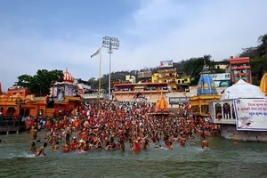 Bất chấp dịch nặng, 25.000 người Ấn Độ vẫn dự lễ hội tắm chung