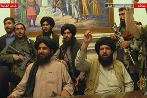 Lực lượng Taliban chiếm dinh tổng thống Afghanistan. Ảnh: AFP