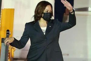 Phó Tổng thống Mỹ Kamala Harris đến Hà Nội tối 24-8. Ảnh: TTXVN