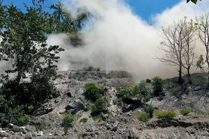 Động đất mạnh 7,4 độ Richter ở Indonesia, cảnh báo sóng thần, dân đổ ra đường