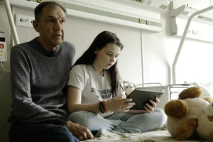 Ông nội từ Kiev sang Ba Lan, qua Thổ Nhĩ Kỳ, qua Nga để tới Donetsk tìm cháu gái mồ côi 