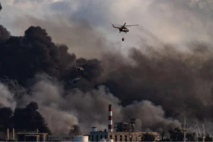 Cháy kho dầu Cuba: Lửa đã phá hủy 4 trong 8 bồn chứa, vẫn chưa được kiểm soát