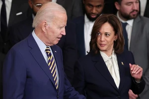 Nghị sĩ Dân chủ ủng hộ bà Harris thay ông Biden đấu với ông Trump