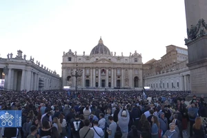 VIDEO, ẢNH: Vatican vỡ òa khi khói trắng bốc lên từ Nhà nguyện Sistine, báo hiệu bầu được giáo hoàng 