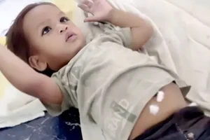 Bé trai 1 tuổi cắn chết rắn hổ mang