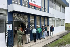 Tổng thống Ecuador hứa cho ông Trump đặt căn cứ, dân bỏ phiếu bác 