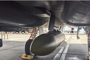 Mỹ tuyên bố vừa thả bom phá hầm GBU-72 xuống trận địa tên lửa của Iran dọc eo biển Hormuz