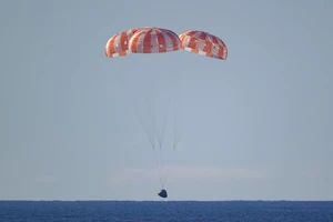 Phi hành đoàn Artemis II hạ cánh an toàn ngoài khơi California, Tổng thống Trump gửi lời chúc