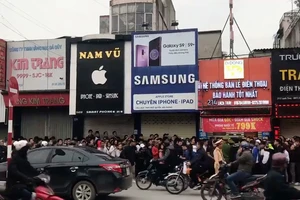 Đường phố hỗn loạn với “chiêu” bán iPhone giá sốc