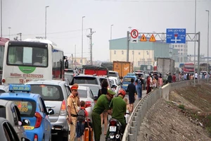 Bến phà Gót đi Cát Bà 'vỡ trận' trước dịp nghỉ lễ