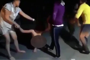 Bắt hai phụ nữ đánh ghen lột đồ, cắt tóc tình địch