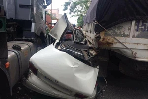 Xe 80B bị container chèn nát ở Hải Phòng