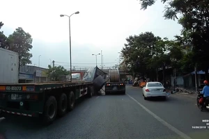 2 cuộn tôn văng khỏi khỏi xe đầu kéo đang chạy trên đường 