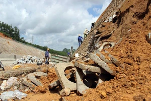 Cận cảnh cao tốc Hạ Long-Vân Đồn sạt lở sau mưa