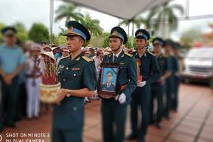 Người dân tiễn đại tá phi công Phạm Giang Nam về đất mẹ