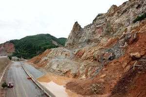 Quảng Ninh: Đường cao tốc bị sạt lở sau mưa