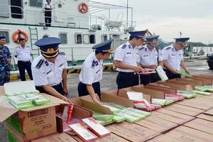 Cảnh sát biển bắt xuồng cao tốc chở thuốc lá lậu