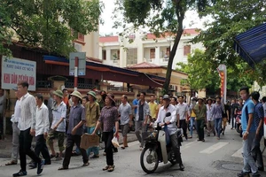 Dân kéo lên tỉnh phản đối xây nhà máy rác