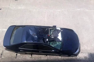 Bệnh nhân rơi từ lầu 10 trúng nóc xe ô tô trong sân bệnh viện