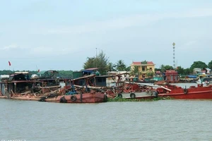 Dân bắt giữ tàu khai thác cát trên bãi ngao