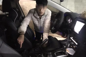 Thợ rửa xe 'nhặt' 15,6 triệu đồng trên ô tô