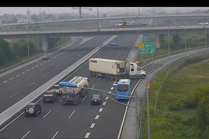 Kinh hoàng xe container 'làm xiếc' trên cao tốc