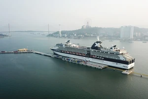 3.000 khách quốc tế đi tàu 5 sao tham quan vịnh Hạ Long