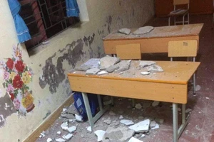 Sập trần lớp học, 3 học sinh lớp 1 nhập viện