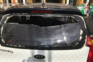 Khởi tố 3 người phá ô tô, đánh chủ xe trong trụ sở công an